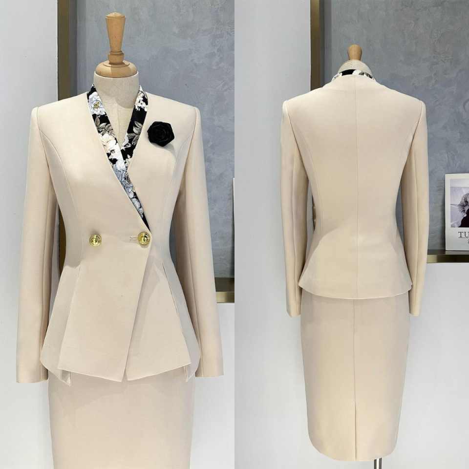 Women Formal Wear For Conference - 우아한 페플럼 여성 정장 세트, 노치드